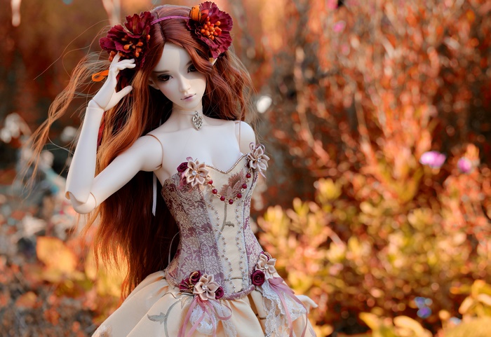 Ball-jointed doll in a corset dress with flowers