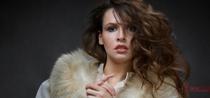 Woman with curly hair and fur collar