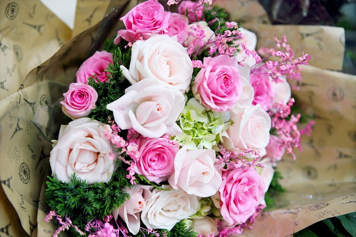 Pink and White Roses Bouquet 4K