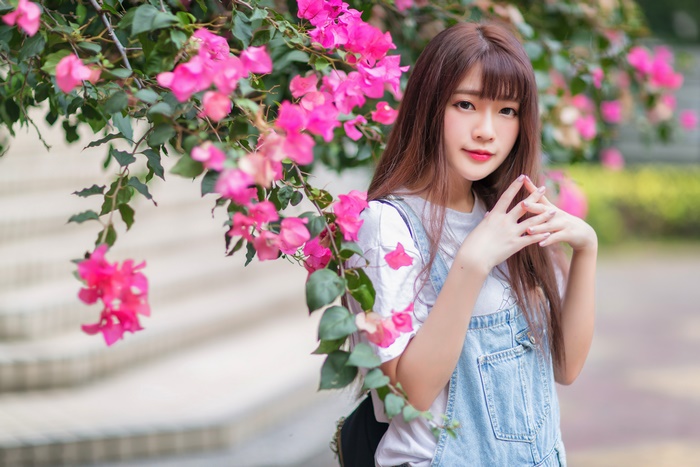 Asian woman with pink flowers, depth of field, 4K