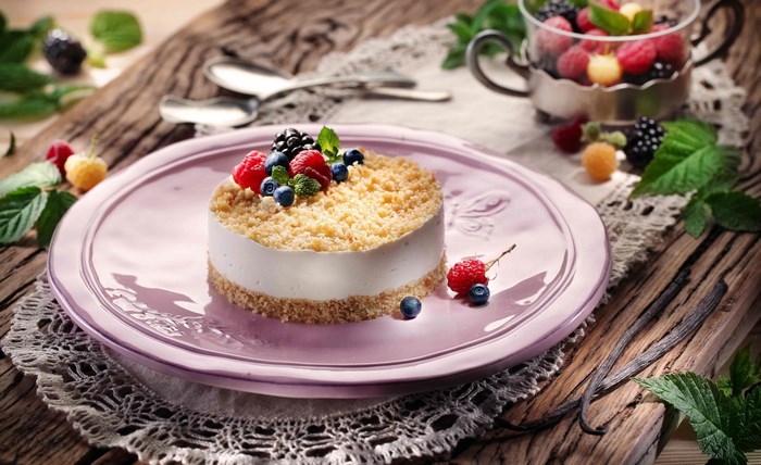 Berry Cheesecake with Crumble Topping
