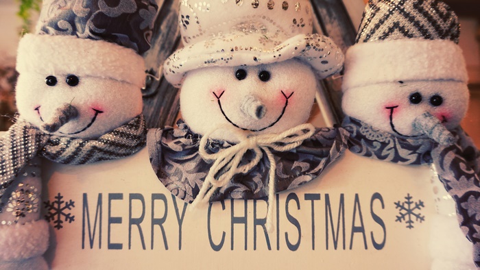 Three snowmen with Merry Christmas sign