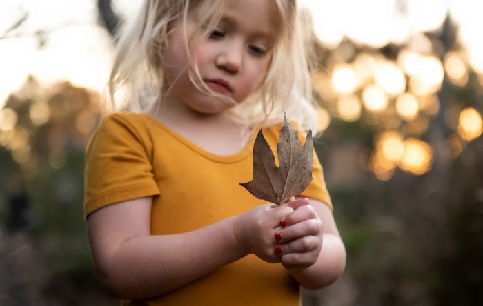 Young girl holding a leaf