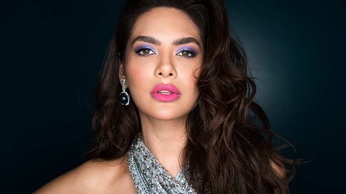 Esha Gupta wearing makeup and jewelry