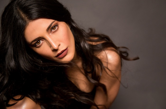 Shruti Haasan posing with dark hair