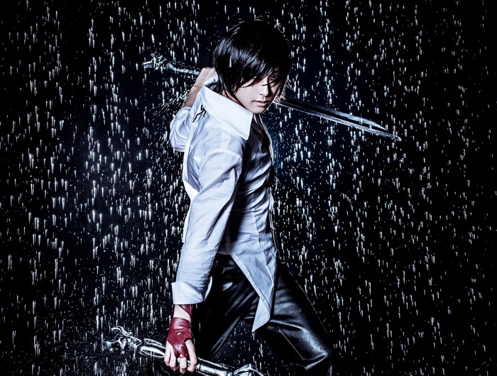 Cosplayer with swords in the rain