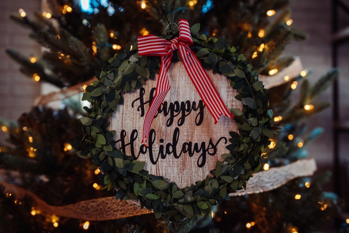 Christmas wreath with "Happy Holidays" text on a tree