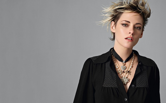 Kristen Stewart wearing Chanel necklaces
