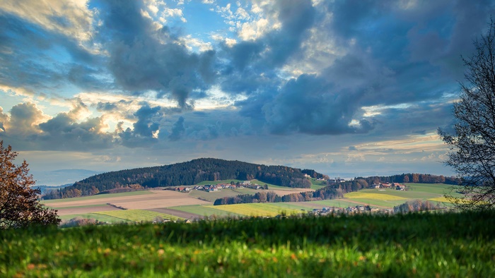 Village 4K, Hill, Field, Sky, Meadow