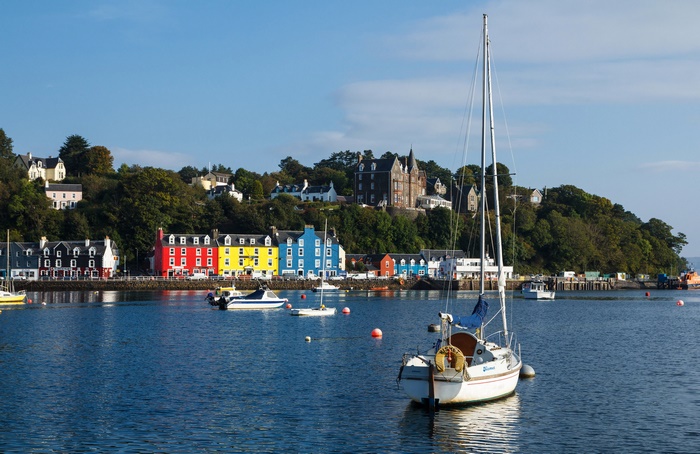 Tobermory Scotland colorful houses and harbor
