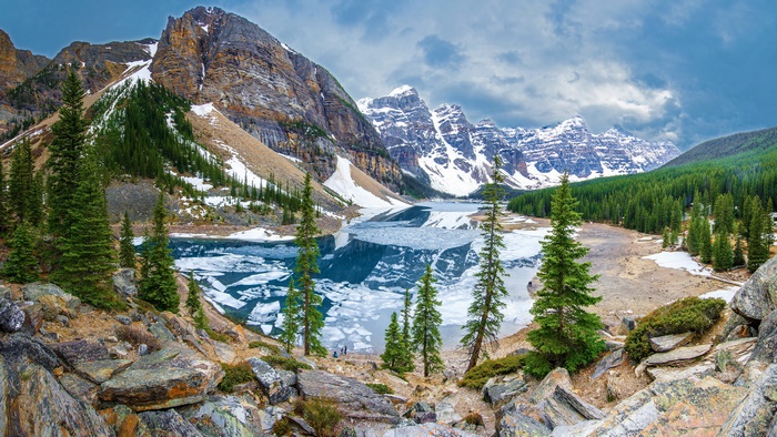 Moraine Lake and Mountains 4K