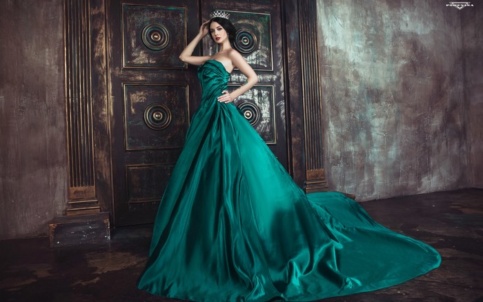 Woman in a green dress with a crown