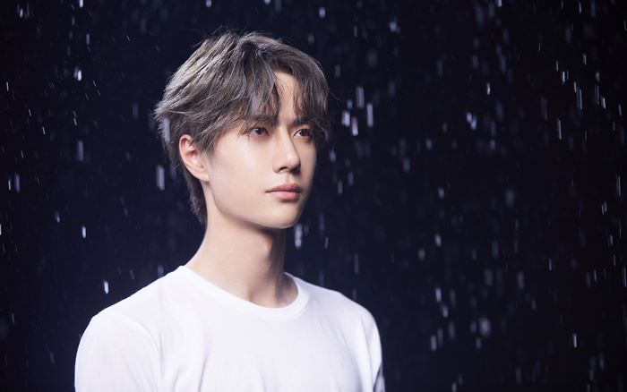 Wang Yibo in white t-shirt with rain