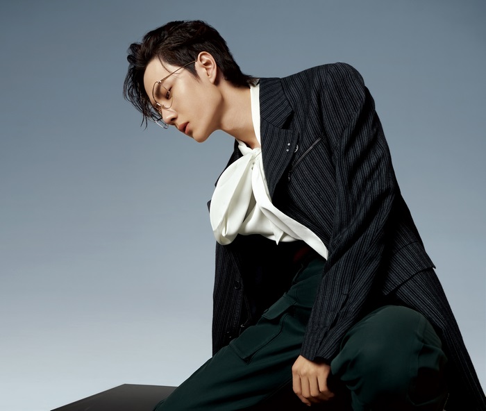 Wang Yibo wearing glasses and a suit