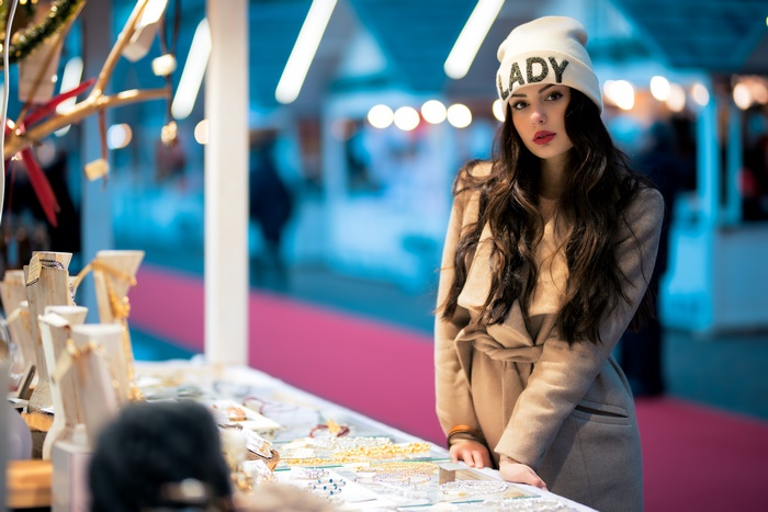 Woman wearing a beanie at a market stall