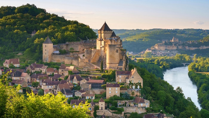 Castelnaud-la-Chapelle fortress overlooking a river in France