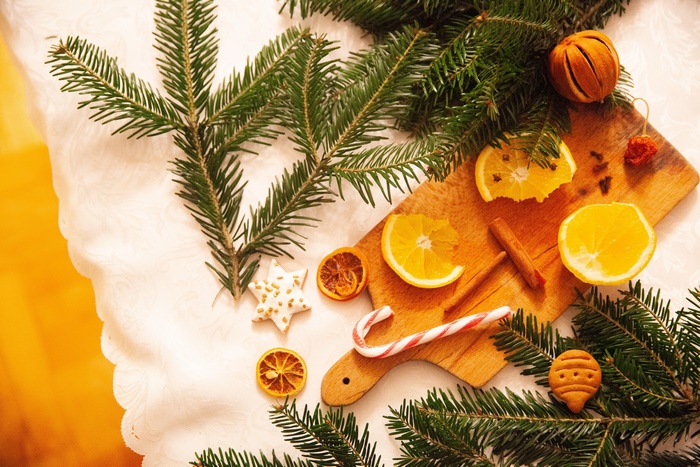 Christmas decorations with oranges and cookies