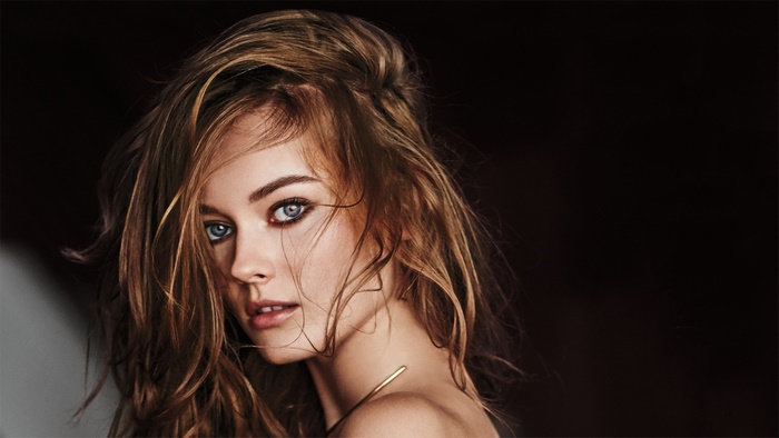 Monika Jagaciak with blue eyes