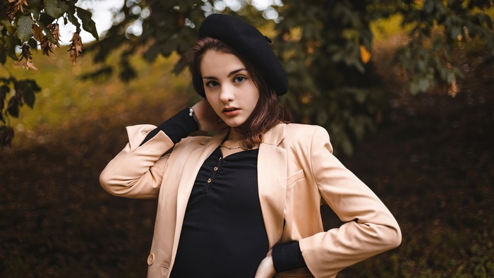 Woman wearing a beret and blazer outdoors