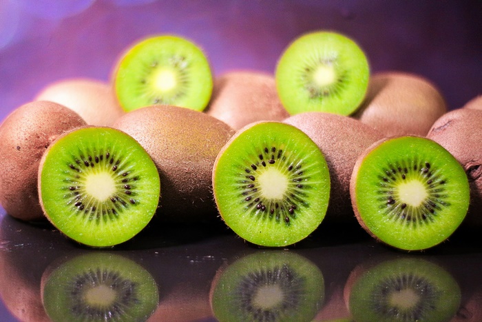 Kiwi fruit slices and whole kiwis