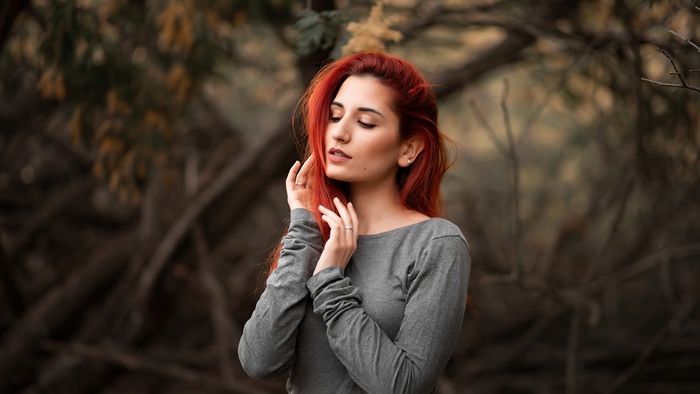 Redhead model in grey shirt outdoors 4K