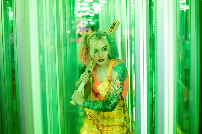 Harley Quinn cosplay with baseball bat