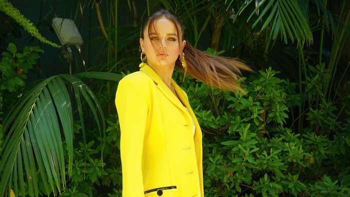 Joey King in Yellow Blazer