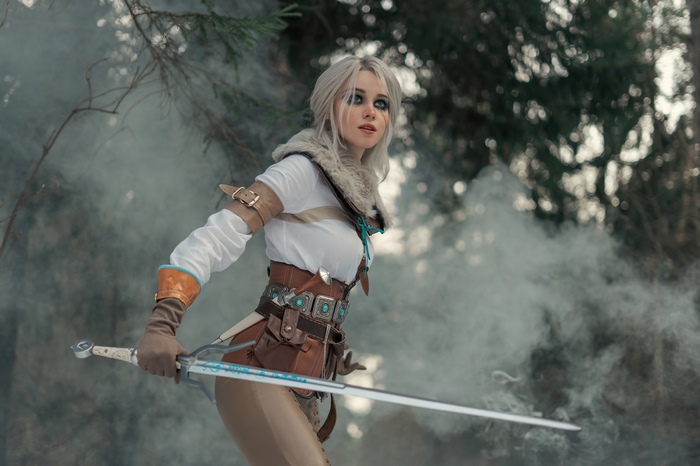 Ciri from The Witcher 3 cosplay with sword