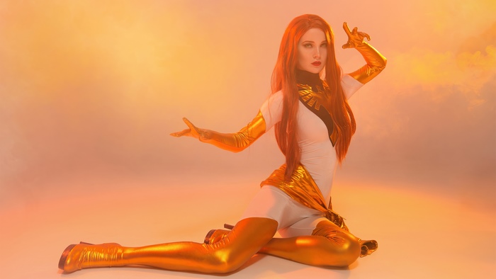 Jean Grey cosplay in golden costume