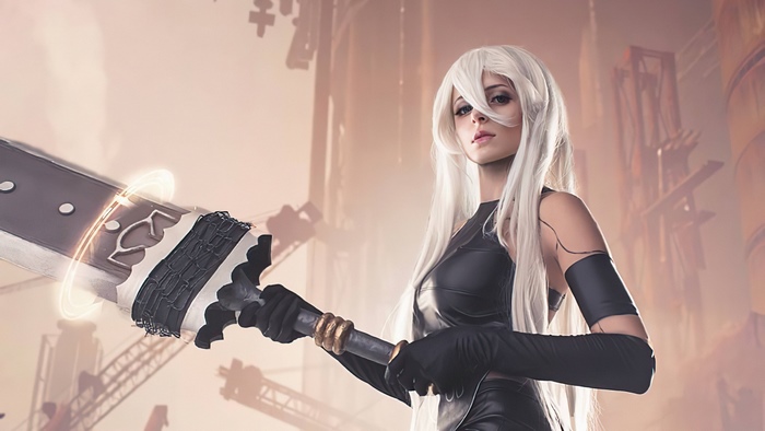 A2 from Nier Automata cosplay with a sword