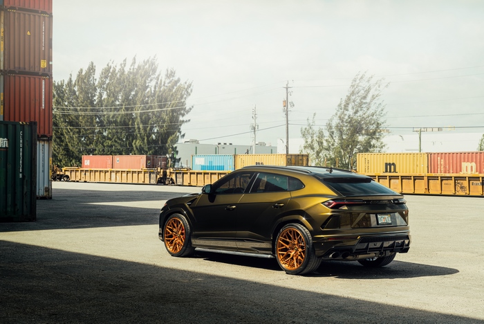 Lamborghini Urus with custom wheels