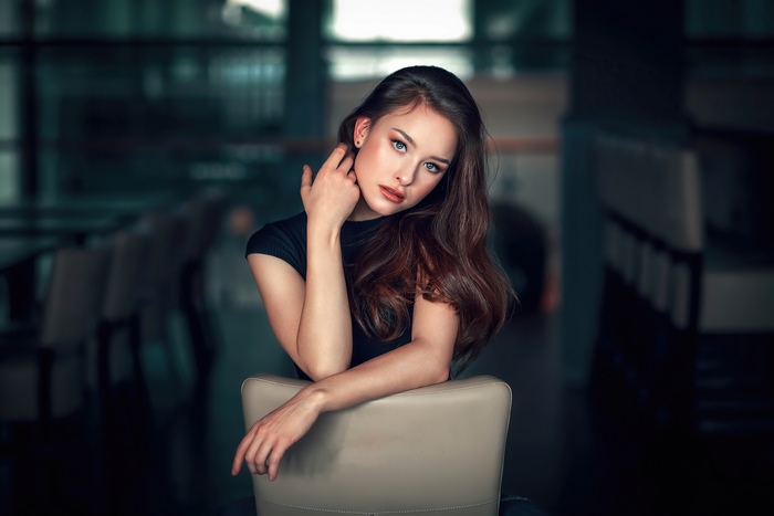 Brunette model posing for 4K photo