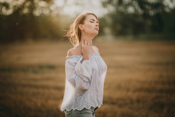 Woman in off-the-shoulder top in field 4K