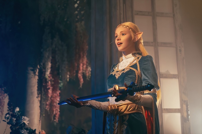 Zelda from The Legend of Zelda cosplay holding a sword