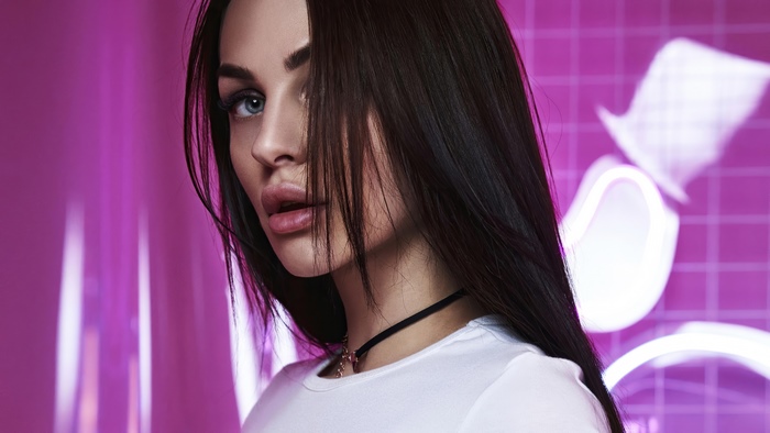 Model with dark hair and blue eyes, 4K