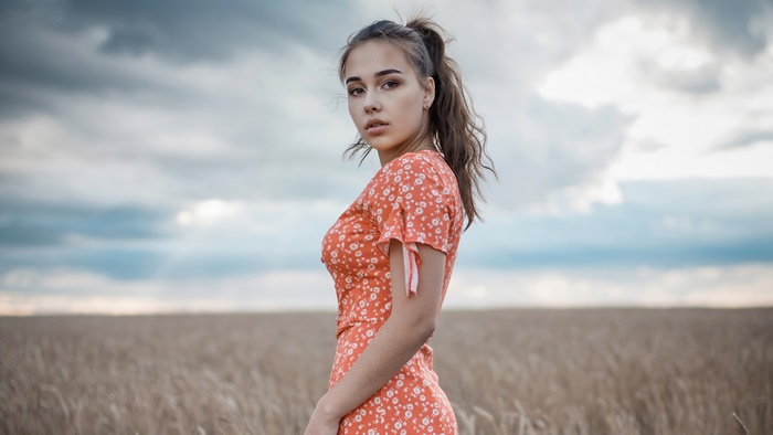 Alina Sabirova in a field 4K
