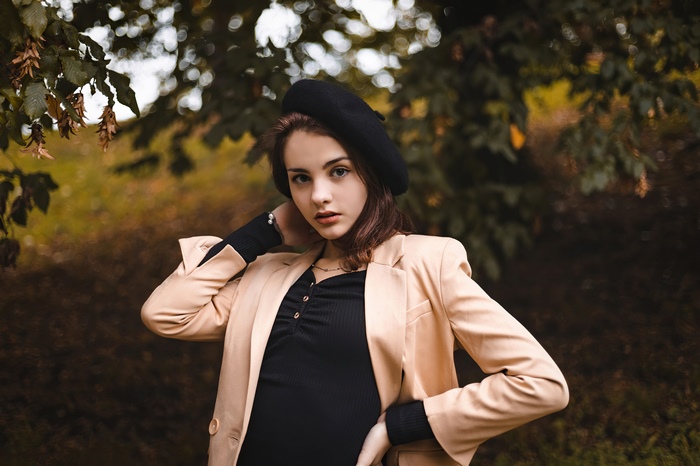 Young woman wearing a beret and blazer outdoors