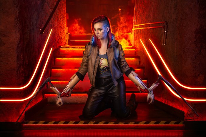 Cosplayer as a Cyberpunk 2077 character with cybernetic arms