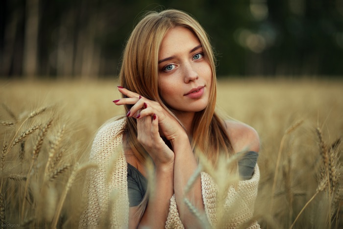 Young woman with blonde hair in a wheat field