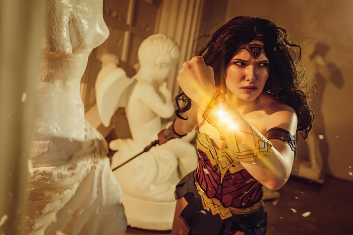 Wonder Woman cosplay with golden armor