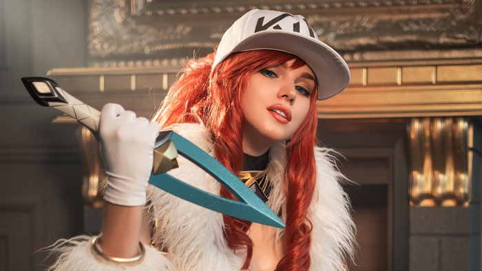 Akali from League of Legends cosplay with weapon