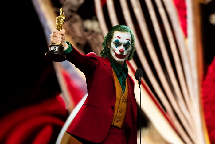 Joaquin Phoenix as Joker holding an Oscar award