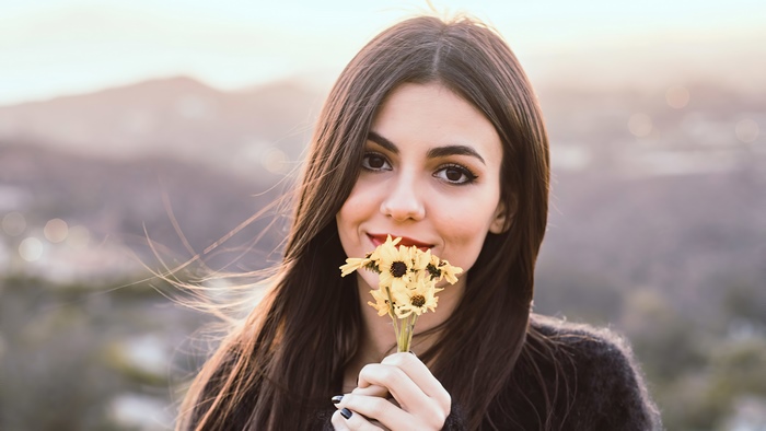 Victoria Justice holding yellow flowers