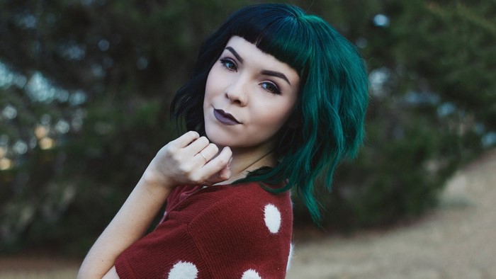 Luna Cera portrait with dyed hair
