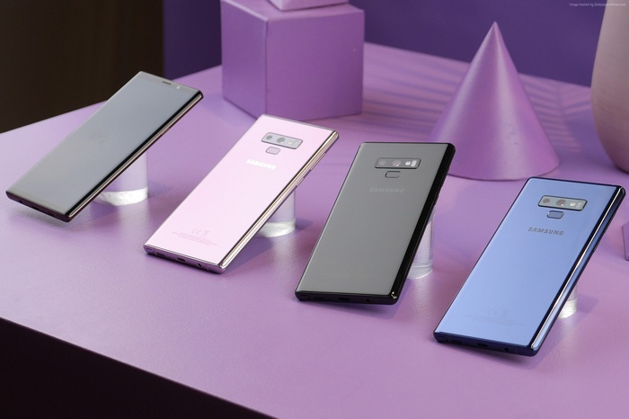 Samsung Galaxy Note 9 phones in various colors