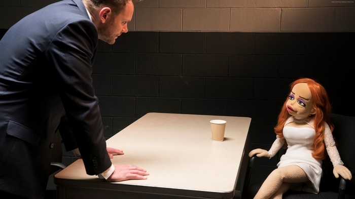 Joel McHale and puppet from The Happytime Murders in 4K