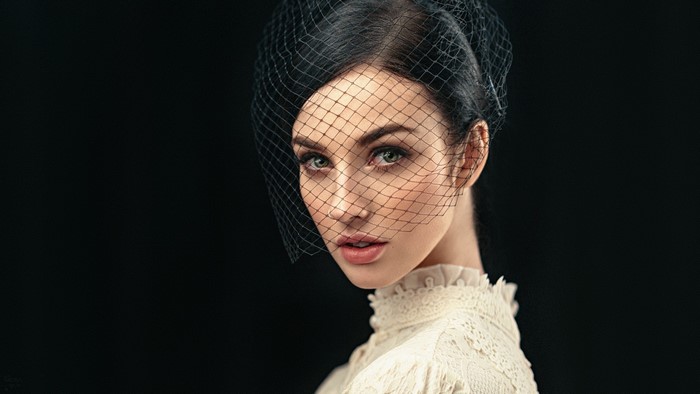 Woman wearing a veil and lace dress