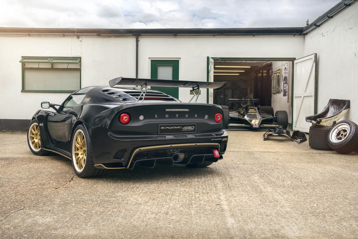 Lotus Exige Cup 430 Type 79 in garage