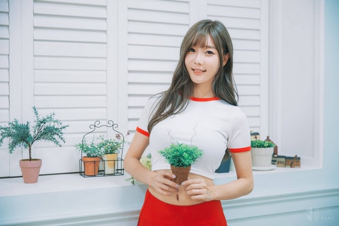 Choi Seul GI wearing a crop top and red skirt