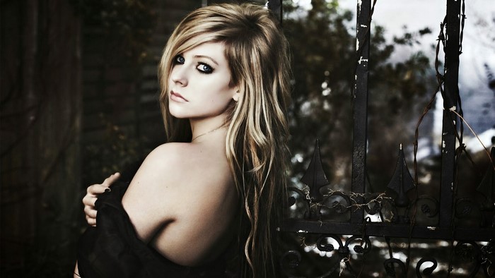 Avril Lavigne posing with her back to the camera